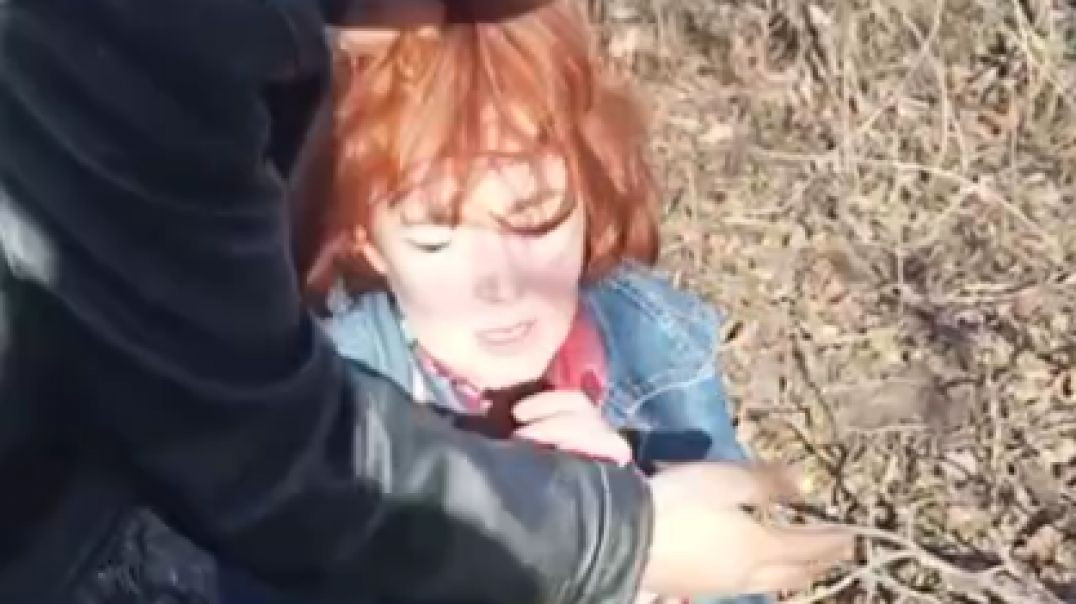 ⁣Спортики поймали рыжую закладчицу и лайтово наказали суку